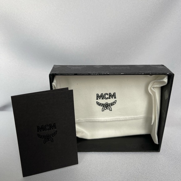 MCM Neon Yellow and White Card Case BNWT - Picture 8 of 9